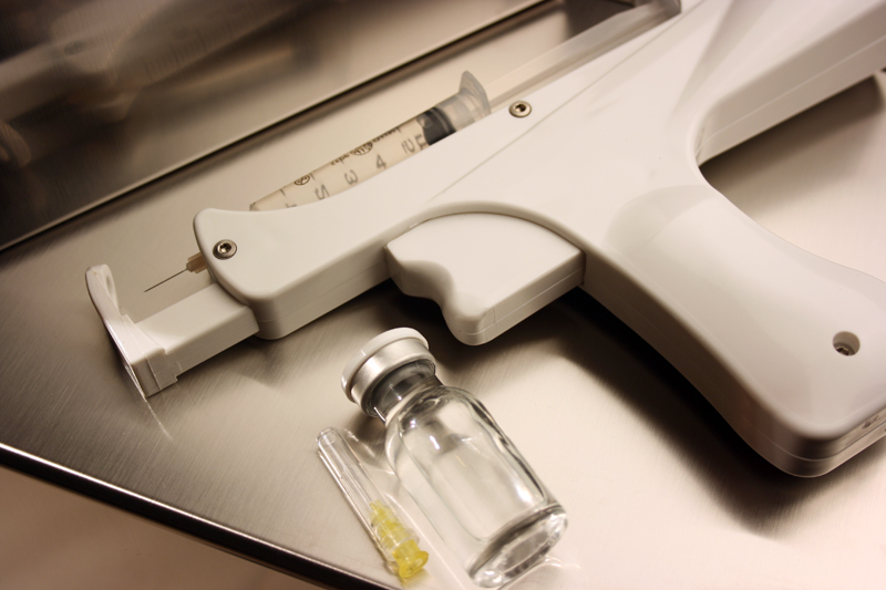 Pistolet de mésothérapie (mesogun) avec seringue et flacon