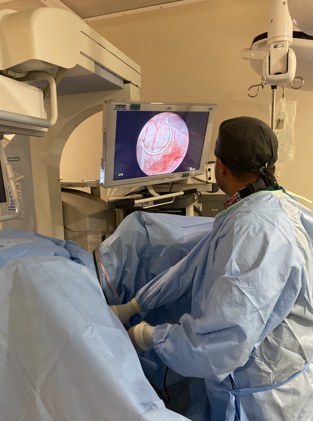 Urologue réalisant une RTUP bipolaire