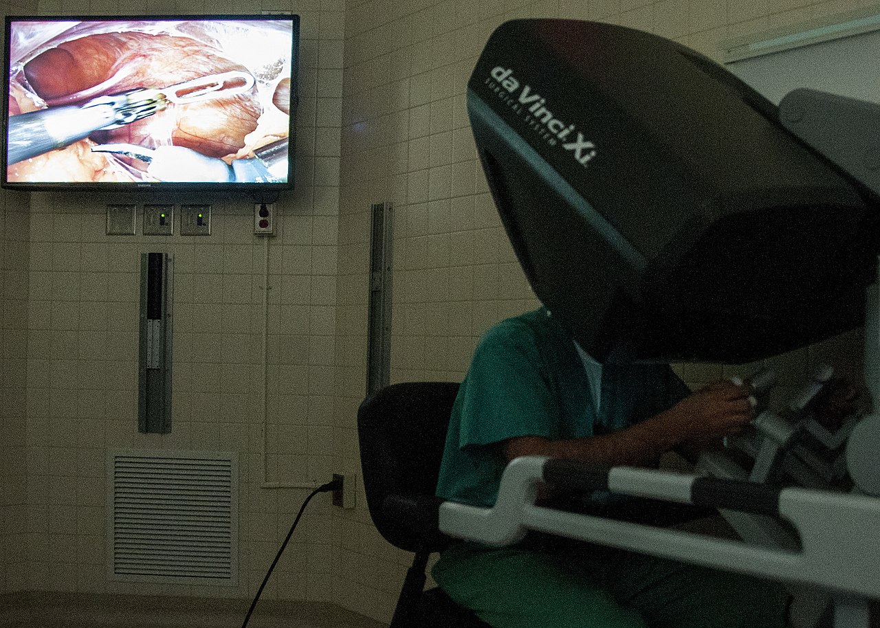 Chirurgien s'entraînant à la console robotique