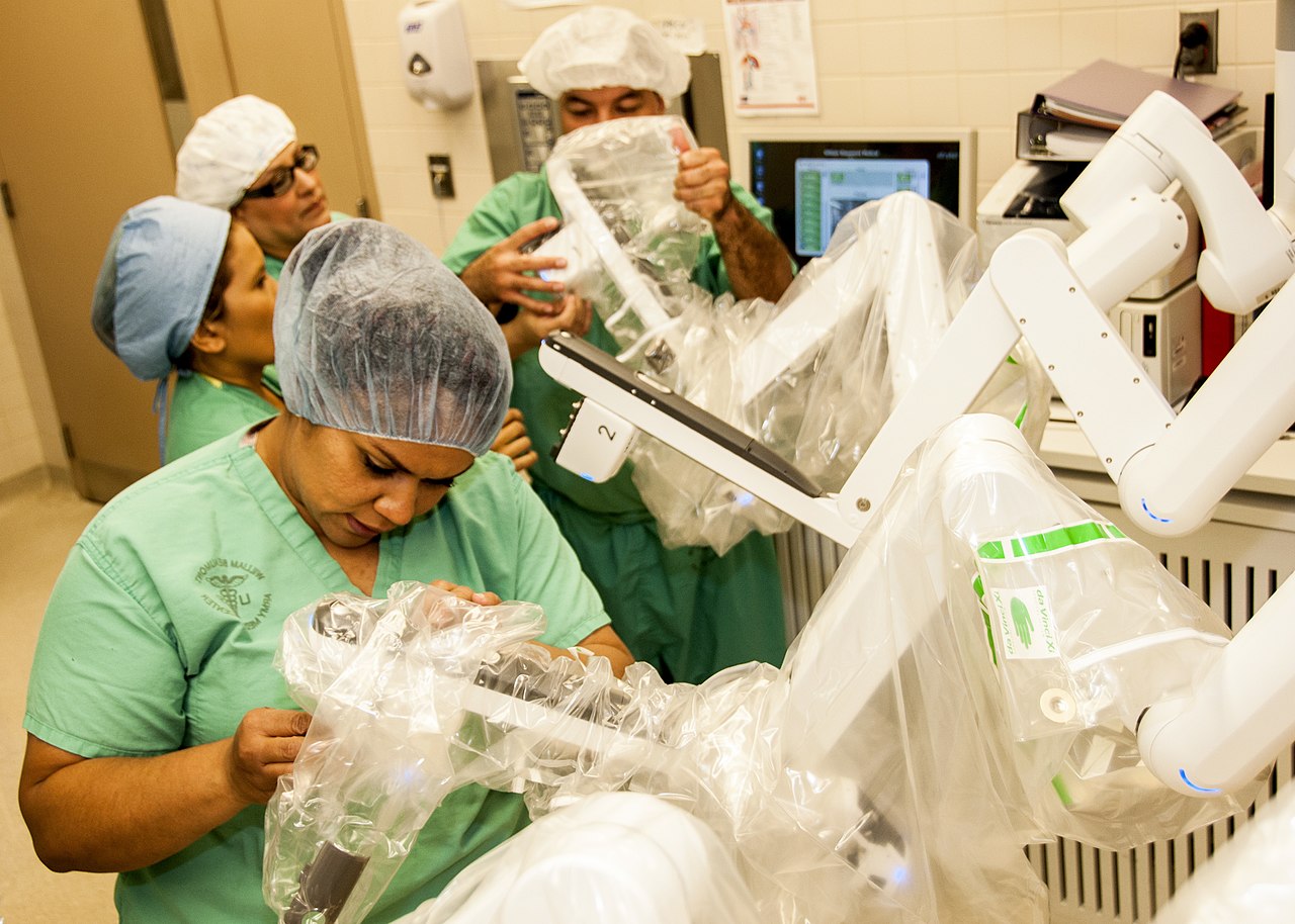 Préparation du robot da Vinci pour la chirurgie