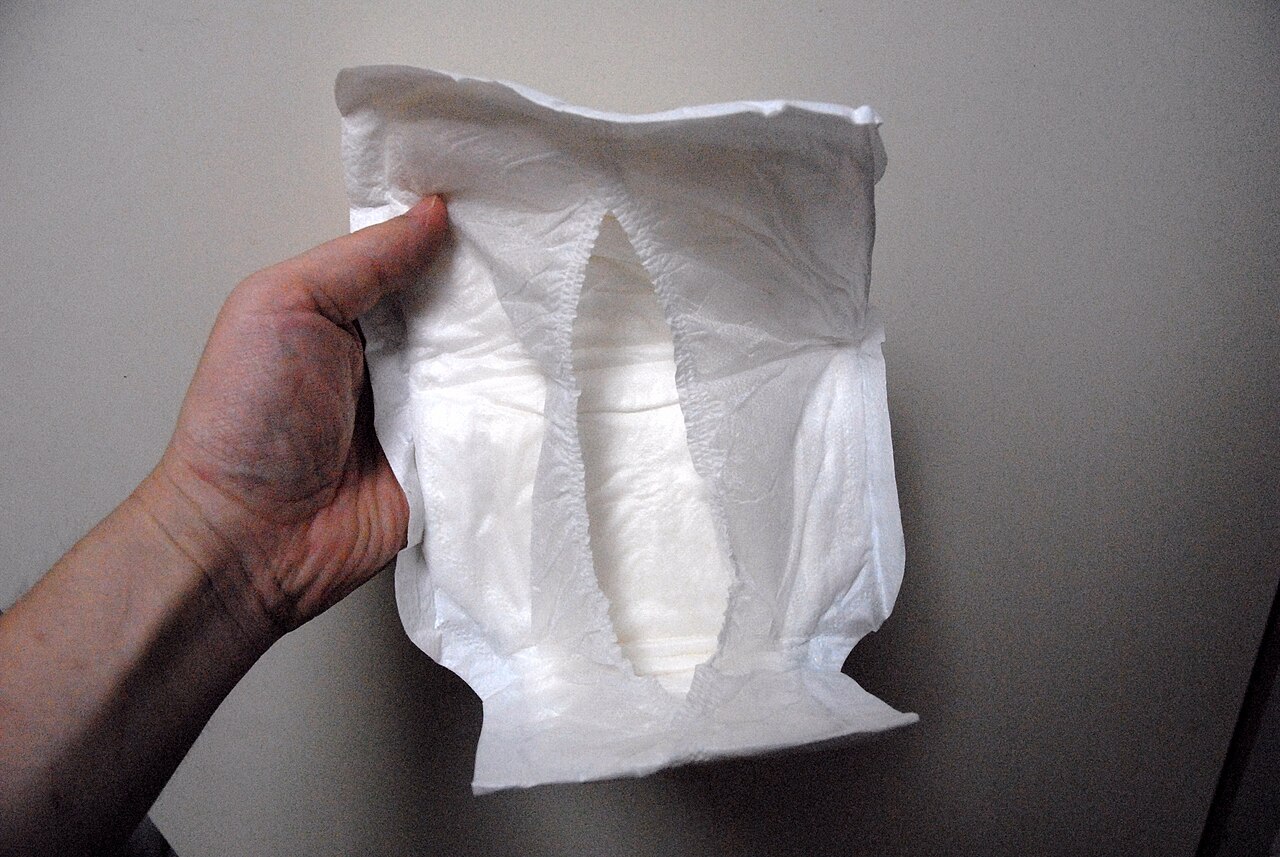 Incontinence pad for men holding penis within the slit