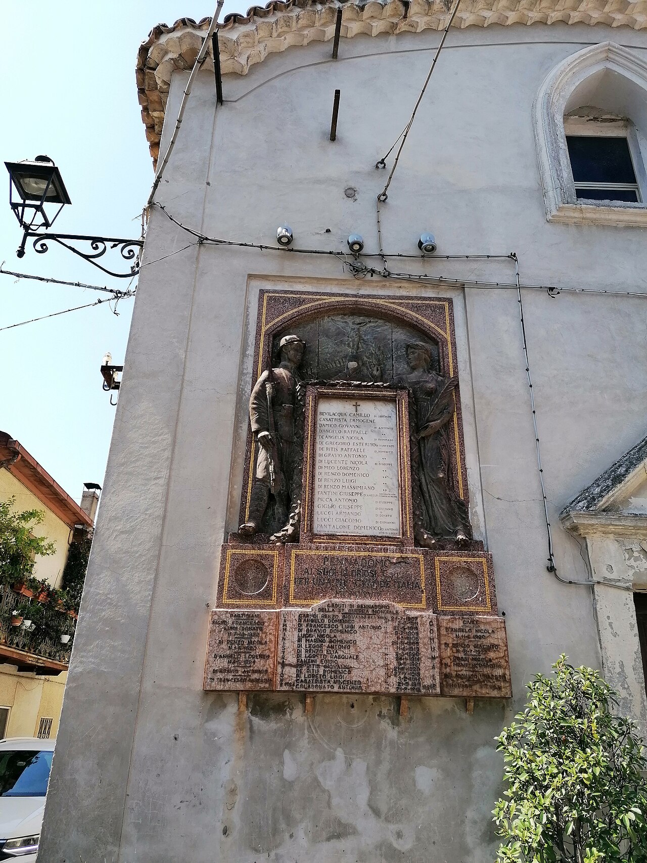 Particolare del momento ai cauti sulla facciata della chiesa