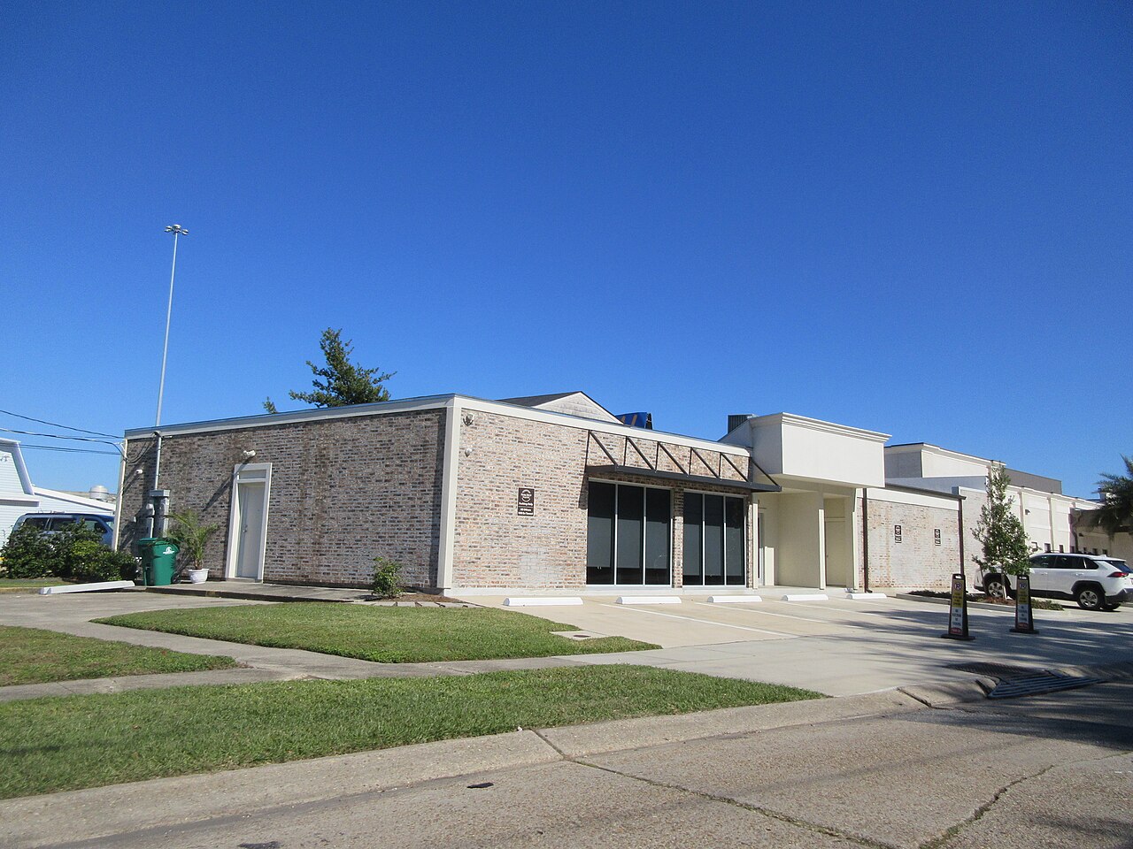 Medical building on i 10 service road across from lakeside h